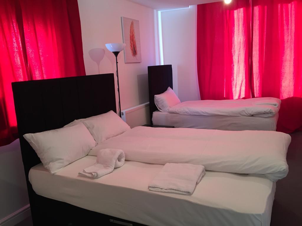 Canary Heights London Room photo